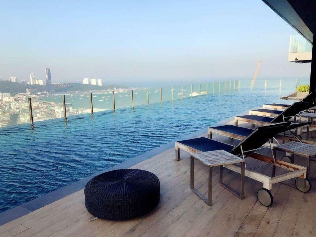 The Base Central Pattaya Seaview Exteriör bild
